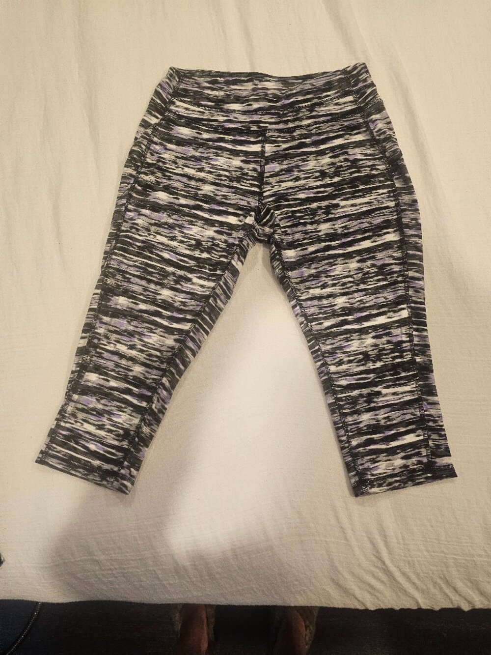 Tek Gear DRY TEK Women's Capri Leggings Medium Black Lavender Abstract